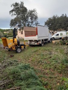 Photo de galerie - Camion benne et broyeuse