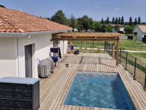 Photo de galerie - Pose dune terrasse en bois ainsi qu'une pergola