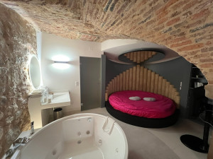 Photo de galerie - Love room : cloisons et plafond arrondis sur cave voûtée