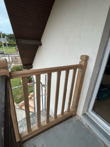 Photo de galerie - Fabrication et pose d’une balustrade prête à être lasurée