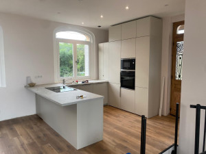 Photo de galerie - Pose de parquet après avoir fait la peinture dans toute la maison et installation de la cuisine.