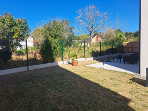 Photo de galerie - Réalisation d’une clôture rigide avec plaque de soubassement