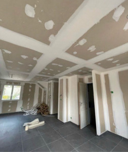 Photo de galerie - Bande à joint d’une maison neuve + mise en peinture au pistolet. 