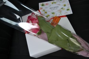 Photo de galerie - Achat et livraison pour une surprise : gâteau, carte, rose.