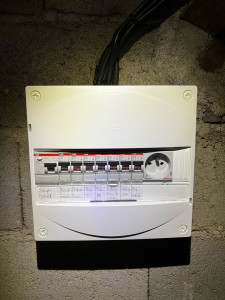 Photo de galerie - Aménagement de combles: création d’une alimentation électrique depuis le tableau principal. Création d’un tableau secondaire avec différents circuits. Passage de câbles et pose d’appareillages. 