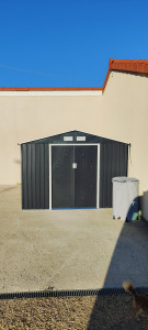 Photo de galerie - Montage et encrage d'une cabane de jardin 