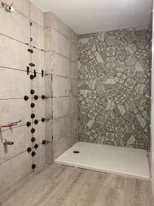 Photo de galerie - Pose faïence hexagonal, et carreaux faïence 30x60 pour cette jolie salle de bain !