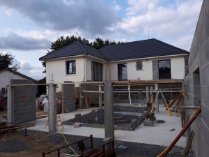 Photo de galerie - Réalisation d'une piscine intérieure ( piscine, dalle béton, poteaux, poutres, plancher)