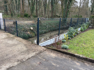 Photo de galerie - Clôture rigide avec plaque de soubassement 