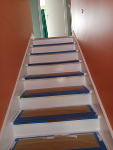Photo de galerie - Processus de ponçage et de peinture des escaliers 