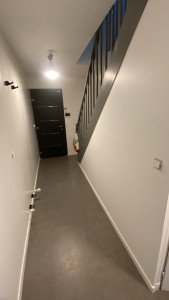 Photo de galerie - Rénovation complète d’un couloir : préparation des murs, application d’une peinture lisse et uniforme, finitions propres autour des portes et de l’escalier. Travail réalisé avec soin pour un résultat propre, moderne et durable.