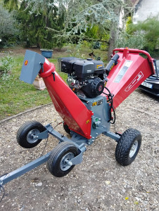 Photo de galerie - Nouvelle machine pour broyer les déchets à domicile sans abîmer les terrains.. coupe jusqu'à 200mm de diamètre (branches...)