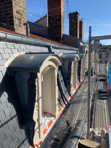 Photo de galerie - Réalisation de bris en ardoise, Lucarne zinc