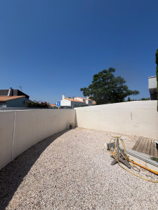 Photo de galerie - Élévation d’un mur de clôture existant, avec enduit Parexlanko et peinture Tollens