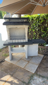 Photo de galerie - Pose dalle et montage barbecue en béton 