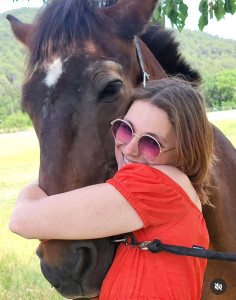 Photo de galerie - Ayant travaillée dans des ranch centre equestre je suis a l'aise avec tout les animaux ! ? 
egalement propriétaire d'un cheval d'un chat et garde régulièrement des chiens chats 