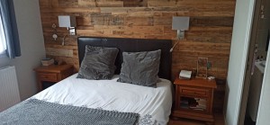 Photo de galerie - Remise a neuf d'une chambre avec ajout de deux têtes de lits et mur en bois vieilli collé.