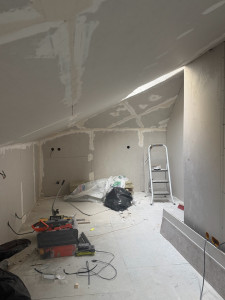 Photo de galerie - Jointoiement rapide et parfait au Banjo : des bandes de placo posées avec précision pour des finitions impeccables.