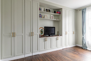 Photo de galerie - Aménagement Sur Mesure : Dressing Mural avec Meuble TV intégré. Fabrication et pose de cet ensemble complexe : colonnes de rangement latérales, caissons bas et niche TV centrale avec étagères.J'ai réalisé ce projet pour optimiser tout le mur de la chambre