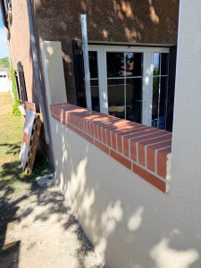 Photo de galerie - Pose de briquette sur un muret avec enduit