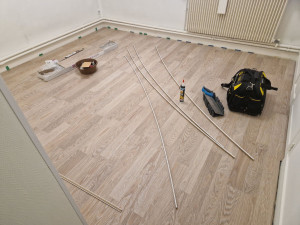 Photo de galerie - Parquet terminé, pose de nouvelles plinthes