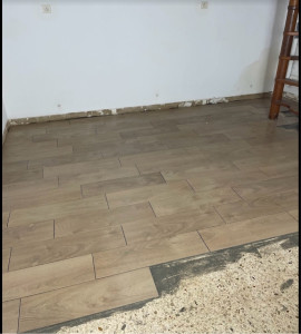 Photo de galerie - Pose de carrelage ( imitation parquet )