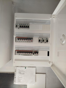 Photo de galerie - MISE EN PLACE TABLEAU 3 RANGEES AVEC RECUP ANCIENS DISJ ET AMENAGEMENT EN LEGRAND RANGEES DU HAUT POUR EXTENSION D UNE PIECE 