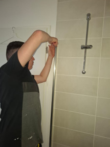 Photo de galerie - Installation de parois de douche.