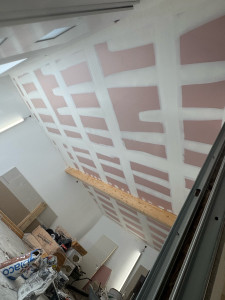 Photo de galerie - Réalisation des bandes de plafond avec des finitions soignées.