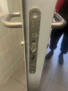 Photo de galerie - Changement de cylindre sur porte en aluminium 