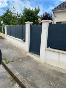 Photo de galerie - Pose clôture composite et portillon aluminium 
