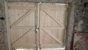Photo de galerie - Fabrication de porte de garage pose sur gonds existant