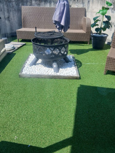Photo de galerie -  Aménagement terrasse pose de faux gazon