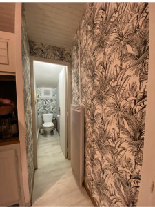 Photo de galerie - Chantier chez un client pour la pose de tapisserie dans la cuisine et les toilettes et la peinture sur les murs