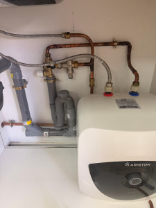 Photo de galerie - Installation ballon d’eau chaude sous évier 