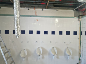 Photo de galerie - Montage urinoir pour un sanitaire situé dans un lycée.