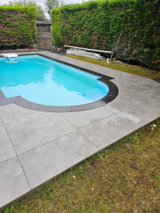 Photo de galerie - Carrelage chez un particulier autour d'une piscine.