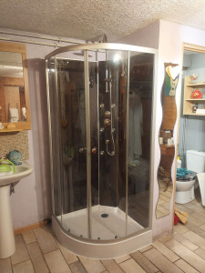 Photo de galerie - Pose de douche ( bac à douche, paroi, porte, vitre, colonne, jet d'eau... )