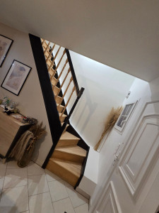 Photo de galerie - Ponçage de l'escalier et application d'une peinture noire satinée spéciale bois pour donner un nouveau style à cet escalier qui était fade.