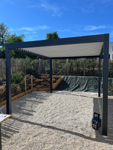 Photo de galerie - Pose pergola sur plots béton 