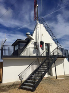 Photo de galerie - Fabrication et pose de l'ensemble de la structure métallique : escalier d'accès, passerelle périphérique et garde-corps sur mesure pour le sémaphore d'Étel.

