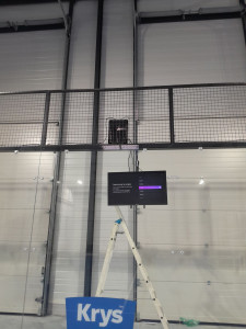 Photo de galerie - Pose de télévision d'affichage avec sont coffret 