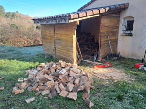 Photo de galerie - Coupage de bûche  40 cm en 2 car la cliente a un poele trop petit.