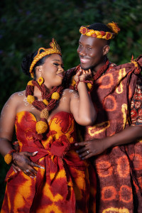 Photo de galerie - Une magnifique photo de couple capturant amour, élégance et tradition.
Leurs tenues artisanales aux tons chauds et leurs sourires complices créent une image pleine d’émotion .