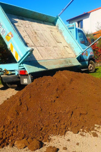 Photo de galerie - Livraison de Terre Végétale de Haute Qualité 