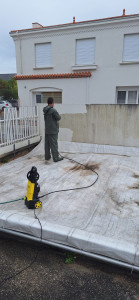 Photo de galerie - Nettoyage murs de l’ecole.
