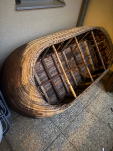 Photo de galerie - Rénovation d’un fauteuil en osier