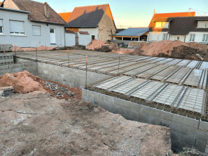 Photo de galerie - Élévation mur vide sanitaire et pose plancher béton armé en attente pour bétonnage en un seul bloc 