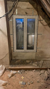Photo de galerie - Élargissement d’un cadre avec pose de fenêtre, mise de niveau avec installation des crochées de fixation ainsi que la pose des  joints