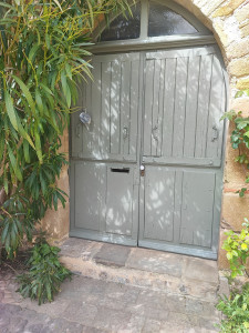 Photo de galerie - Travaux de peinture sur porte ancienne.
